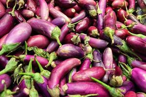 largo Fresco orgánico crudo púrpura brinjal o berenjena en el mercado foto