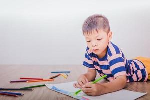 asiático niños dibujo y pintura foto