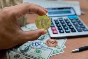 monedas y bitcoins de inversores, comerciantes foto