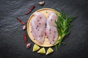 crudo pollo pecho con marijuana hoja canabis hierbas y especias en de madera plato - Fresco sin cocer pollo carne marinado con ingredientes para Cocinando foto