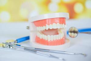 dentista herramientas con dentadura postiza odontología instrumentos y dental higienista chequeo concepto con dientes modelo y boca espejo oral salud estetoscopio médico foto