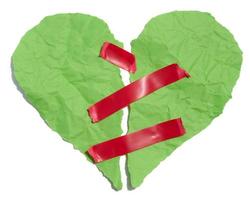 Rasgado corazón hecho de verde estropeado papel pegado con rojo eléctrico cinta en un blanco antecedentes foto