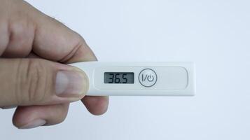 participación digital termómetro aislado en blanco usado a medida cuerpo temperatura ese es demostración normal temperatura. foto