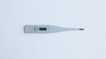 digital termómetro aislado en blanco usado a medida cuerpo temperatura. foto