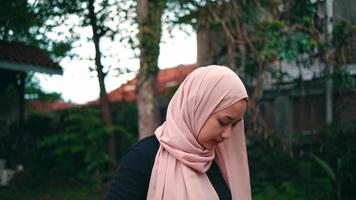 expressão do uma muçulmano mulher quem parece surpreso quando ela vê uma mulher sem uma lenço de cabeça video