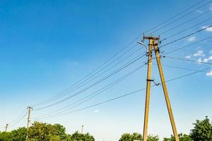 Poste eléctrico de potencia con cable de línea sobre fondo de color cerrar foto