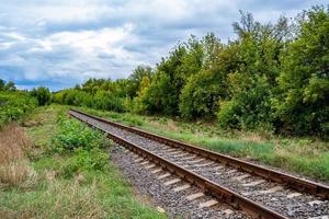 fotografía al tema de la vía férrea después de pasar el tren en el ferrocarril foto