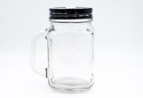 vaso botella con negro gorra en aislado blanco antecedentes. un objeto con aislado antecedentes. foto