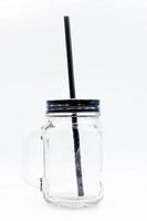 vaso botella con negro gorra en aislado blanco antecedentes. foto