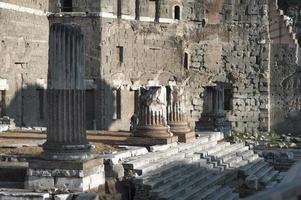 restos de escaleras y columnas en el foro de agosto oa Roma foto