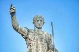 detalle de estatua de emperador octaviano Augusto en Roma foto