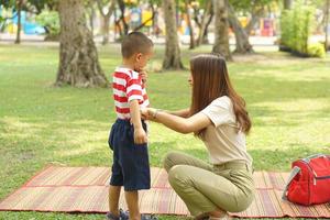 madre y bebé jugando en el parque felizmente. foto