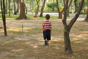 chico corriendo en el jardín foto