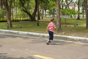 chico corriendo en el jardín foto
