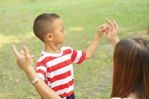 madre y bebé jugando en el parque felizmente. foto