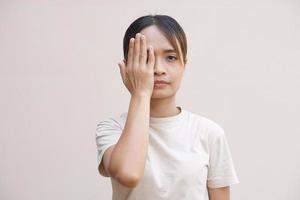 asiático mujer tiene dolorido ojos foto