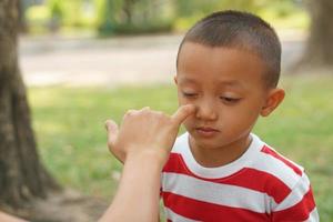 The mother looks at the dust that enters the child's eyes. photo