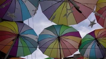 langsam aussehen oben bunt Regenschirm hängen video