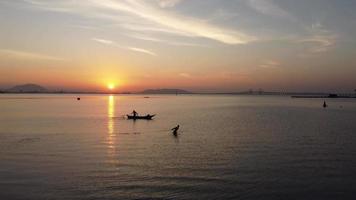 langsam Bewegung zu Fischer Fang Fisch mit Netz im früh Morgen video
