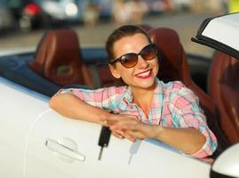 mujer de viaje en un coche foto