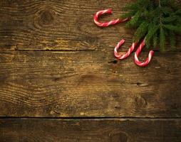 Navidad árbol ramas con caramelo bastones en de madera textura Listo para tu diseño foto