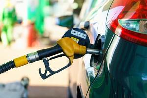 coche repostaje en un gasolina estación foto