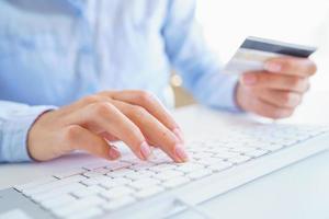 mujer utilizando un crédito tarjeta para en línea pagos el concepto de en línea compras foto