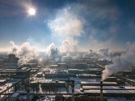 aéreo ver de fábrica fumar apilar - petróleo refinería, petroquímico o químico planta en invierno foto