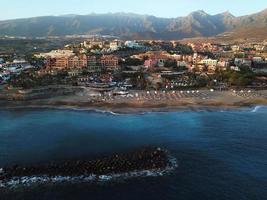 ver desde el altura de el ciudad en el atlántico costa. tenerife, canario islas, España foto