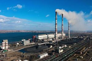 antiguo termoeléctrico planta con grande chimeneas en un rural paisaje foto