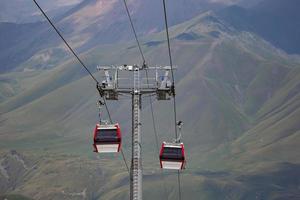 teleférico en el montañas. el paisaje de el cable coche de el montañas de Georgia. foto