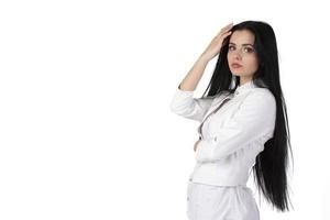 niña en un blanco camisa con negro largo pelo en un blanco antecedentes. foto