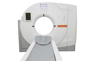 médico mri máquina aislado en blanco antecedentes. foto