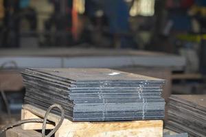 hojas de metal y espacios en blanco en el taller de un metalúrgico planta o un metal trabajando empresa. foto