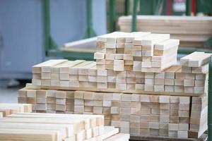 valores pino madera Iniciar sesión en mueble fábrica. pila de algo de de madera tableros en aserradero. foto
