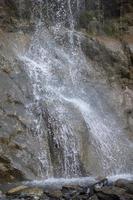 hermosa cascada en el montañas. agua fluye abajo desde el montañas. foto