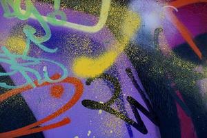 parte de resumen gravedad multicolor con brillante trazos pintado hormigón pared. foto