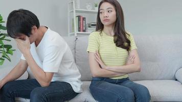 divorzio. asiatico coppie siamo disperato e deluso dopo matrimonio. marito e moglie siamo triste, irritato e frustrato dopo litigi. diffidenza, amore i problemi, tradimenti. famiglia problema, adolescenziale amore video