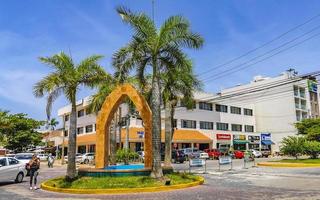 playa del carmen quintana roo mexico 2022 calle con tráfico circulo y tropical palmas playa del carmen foto