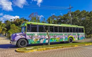 playa del carmen quintana roo mexico 2022 vistoso rosado azul verde xcaret autobús playa del carmen México. foto