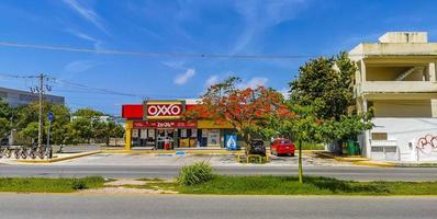 playa del carmen quintana roo mexico 2021 oxxo supermercado tienda Tienda a la carretera calle gas estación México. foto