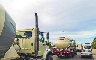 playa del carmen quintana roo mexico 2022 conducción tráfico mermelada en la carretera calle autopista mediante selva naturaleza. foto