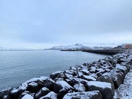 un ver de el frente al mar a Reikiavik en Islandia en el invierno foto