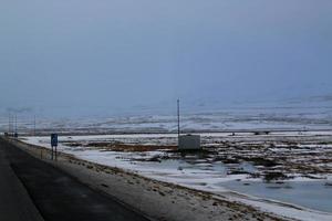 islandés paisaje con nieve cubierto montañas y nubes en invierno. foto