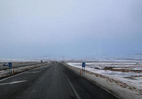 islandés paisaje con nieve cubierto montañas y nubes en invierno. foto