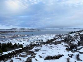 islandés paisaje con fiordo, lago y montañas en invierno a pingvellir nacional parque foto