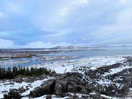 islandés paisaje con fiordo, lago y montañas en invierno a pingvellir nacional parque foto