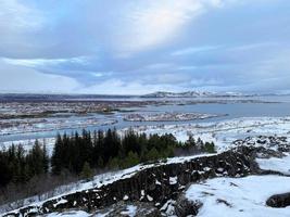 islandés paisaje con fiordo, lago y montañas en invierno a pingvellir nacional parque foto