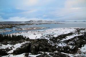 islandés paisaje con fiordo, lago y montañas en invierno a pingvellir nacional parque foto