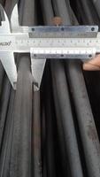 medición el diámetro de el hierro varilla con un vernier calibrar. foto